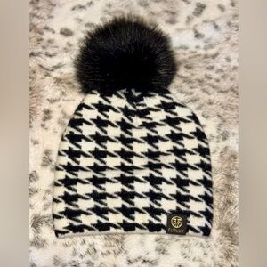 FURLUX Pom Pom hat, lined. Black & white